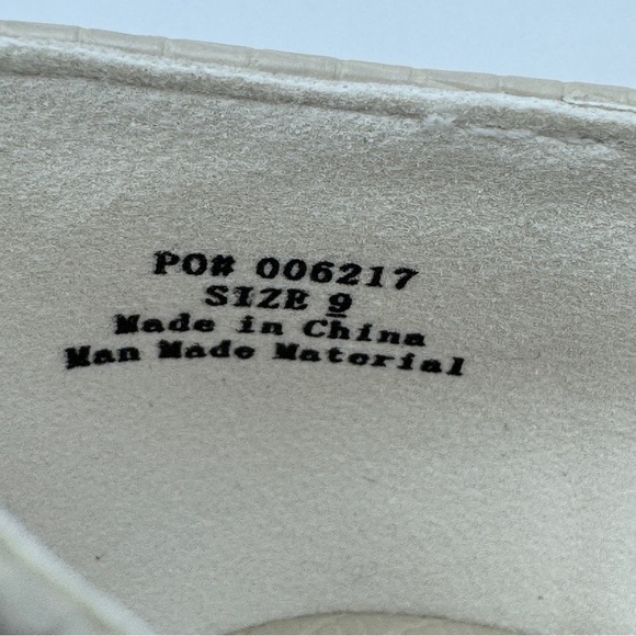 Journee Collection Loafers Women’s 9 Cream Faux Leather Flats Gold Accent New - Picture 7 of 7